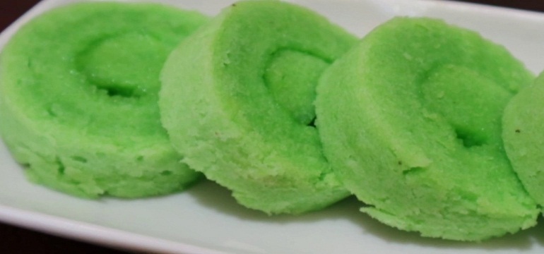 Membuat Bolu Gulung Kukus Pandan untuk Hidangan Hari Raya