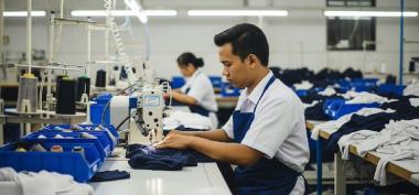 Seragam Kerja dan Fungsinya: Rekomendasi Merchmadness.id untuk Merchandise Kantor Custom