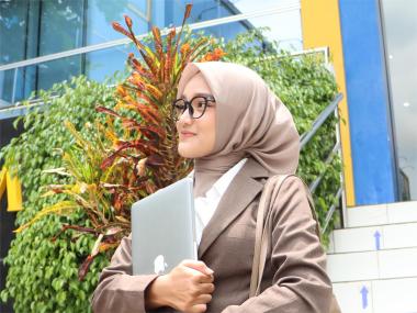 Apa Tantangan dan Peluang Mahasiswa yang Kuliah Sambil Kerja?